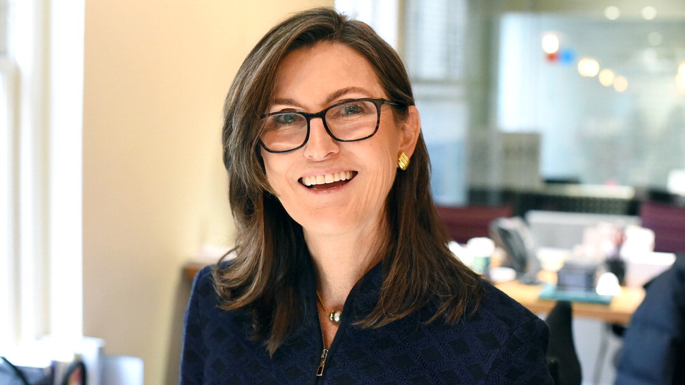 캐시 우드의 과감한 투자 예측: 비트코인 15배, 테슬라 8배 성장 전망